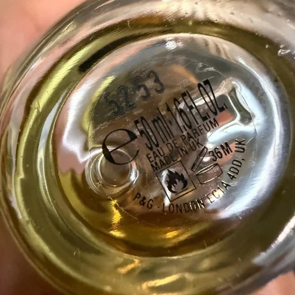 Alexander McQueen Fragrance missing cap - Picture 2 of 2